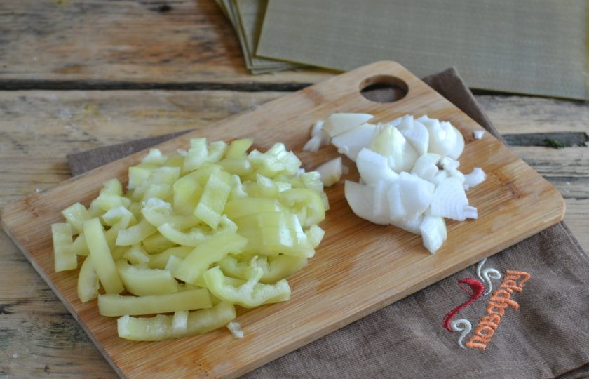 1. Этап. Овощная лазанья: Перец разрежьте на 4 части, удалите семена и порежьте соломкой. Лук разрежьте на четвертинки и измельчите.