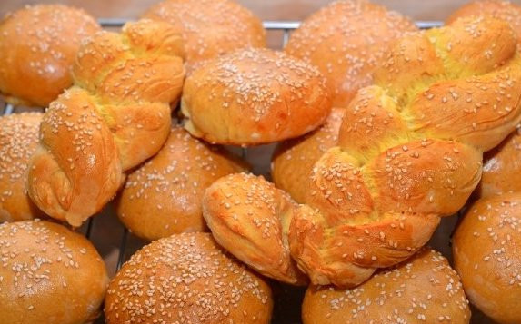 1. Этап. Сдобные пирожки с творогом: Отправляем противень с пирожками в разогретую до 200 градусов духовку и выпекаем 20-25 минут.