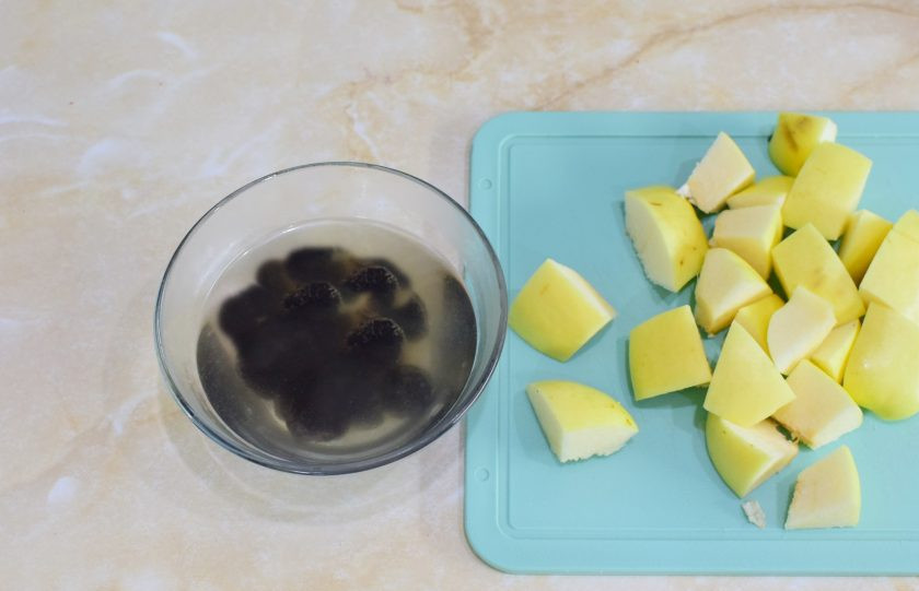 1. Этап. Курица с айвой и черносливом: Чернослив промойте в кипятке. Айву нарежьте на кусочки.