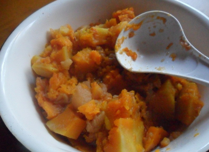 1. Этап. Пюре для грудничка: Запекаем яблоки и тыкву в мультиварке либо в духовке. Предварительно заливаем немного воды. Для мультиварки нужно выбрать режим тушение, а духовку нужно доводить до температуры 180 градусов и держать там блюдо до готовности.