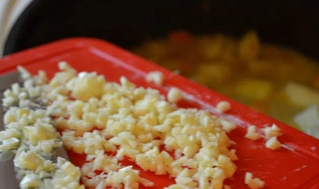 1. Этап. Рагу овощное с фаршем: Мелко порубите ножом чеснок. Добавьте в рагу чеснок за 5 минут до готовности.