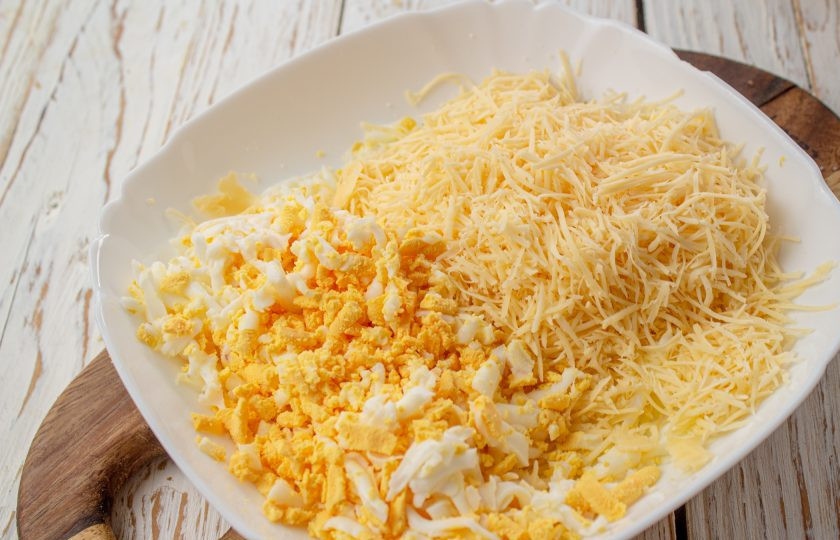 1. Этап. Салат Нежность с курицей, грецким орехом и киви: Сыр и яйца по отдельности натрите на мелкой терке.