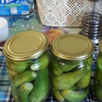 1. Этап. Огурцы маринованные: Огурцы хорошо помыть и замочить в холодной воде на 2-3 часа. У меня было 3 банки по 650 мл, туда поместился 1 кг небольших огурцов. 1)Заливаем огурцы кипящей водой, накрываеи крышкой и оставляем на 5-7 минут. 2)Воду сливаем, опять заливаем кипящей водой, накрываем крышкой и оставляем на 5 -7 минут. Если у вас есть зелень для засолки, то положите и ее в банки, у меня не было.