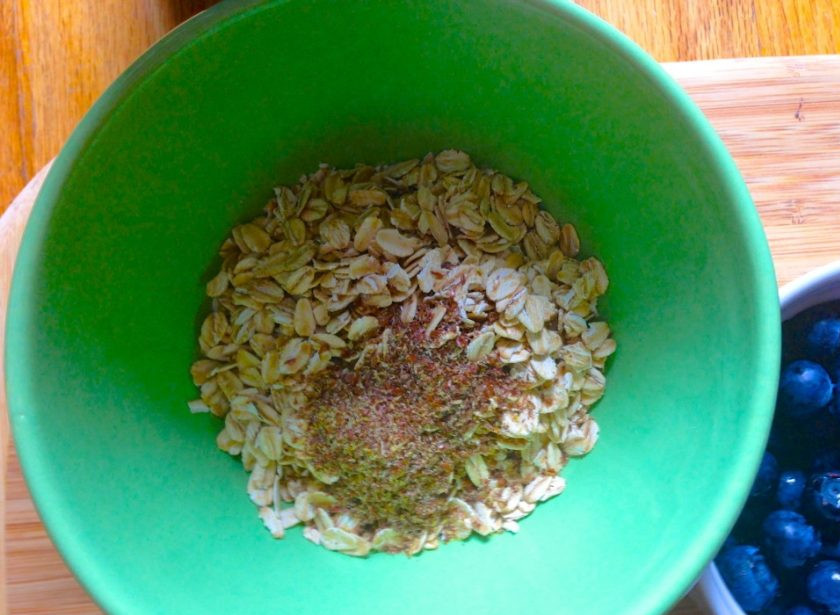 1. Этап. Здоровый завтрак для похудения: Перед сном в тарелку всыпьте хлопья, корицу и мускатный орех.