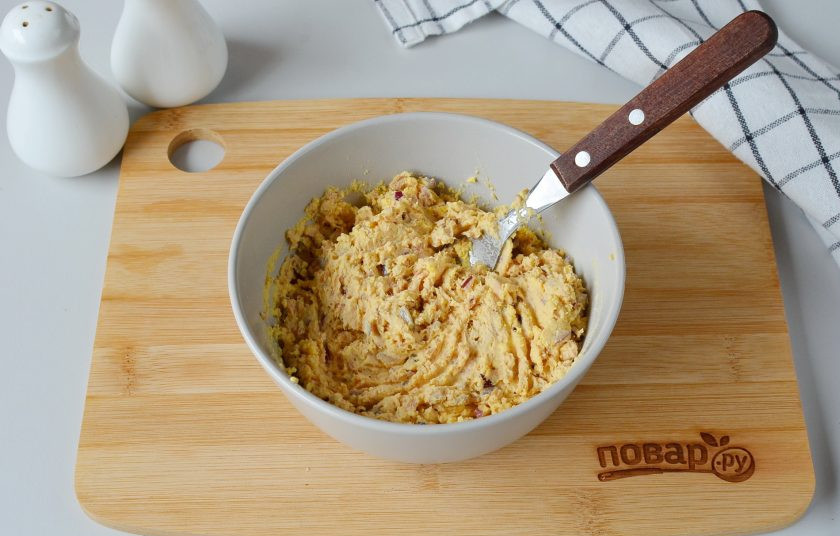 1. Этап. Фаршированные яйца Тигровые: Перемешайте очень хорошо вилкой начинку.