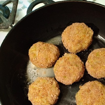 1. Этап. Котлеты из савойской капусты: Обжарить котлетки с обеих сторон на сливочном масле до появления румяной корочки. Подавать со сметаной.