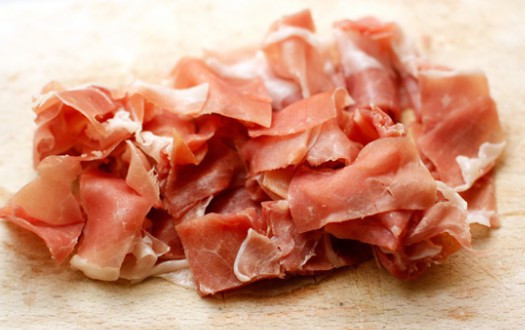 1. Этап. Карбонара с ветчиной: Нарезаем ветчину квадратными ломтиками.