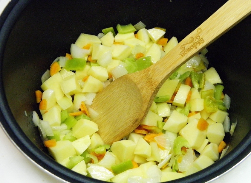 1. Этап. Овощное рагу в мультиварке: Добавьте его обжариваться к овощам в мультиварку.