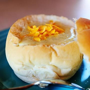 1. Этап. Нежный сырный суп с брокколи: 6. При желании вы можете подать суп в мисках из хлеба, срезав верхушку и удалив хлебную мякоть.