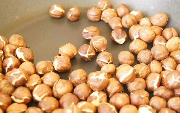 1. Этап. Фундучная паста: 1. Сковороду отправляю на сильный огонь, наливаю ложку подсолнечного масла без запаха и разогреваю. Выкладываю орехи и делаю средний огонь, немного обжариваю орехи. Готовыми они считаются если шкурка начала лопаться.