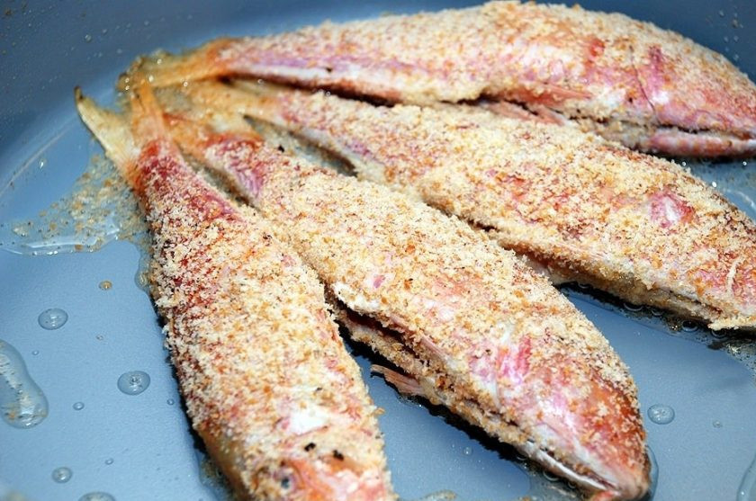 1. Этап. Рыба жаренная по-итальянски: Тем временем замаринованную рыбу обваляйте в муке, а потом обжарьте в масле до румяной корочки с двух сторон.