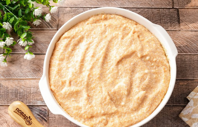 1. Этап. Литовская морковная запеканка Морку апкяпасс: Выложите подготовленную массу в форму и выпекайте при температуре 180 градусов около 25-30 минут.