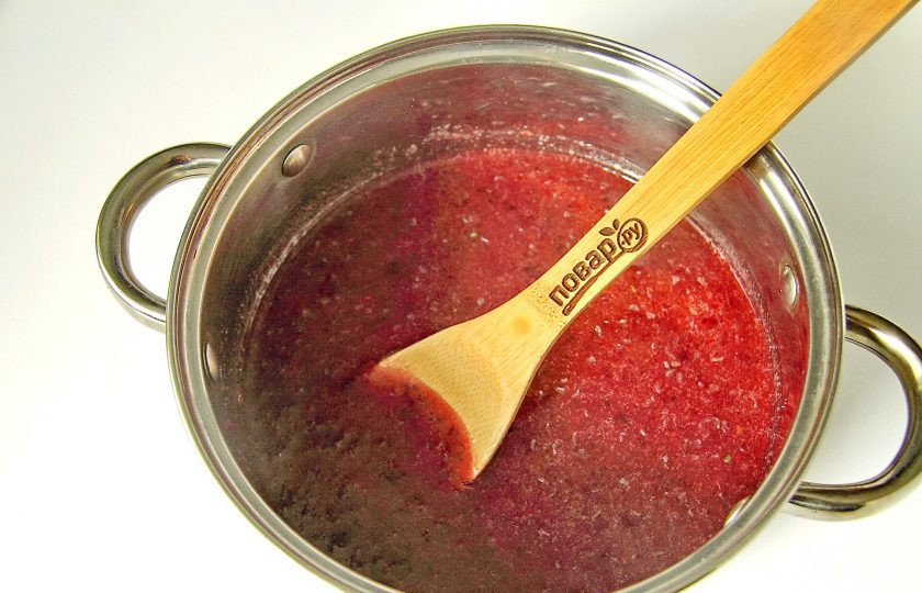 1. Этап. Варенье из крыжовника через мясорубку: Добавьте в ягодное пюре весь сахар, перемешайте и поставьте на плиту.