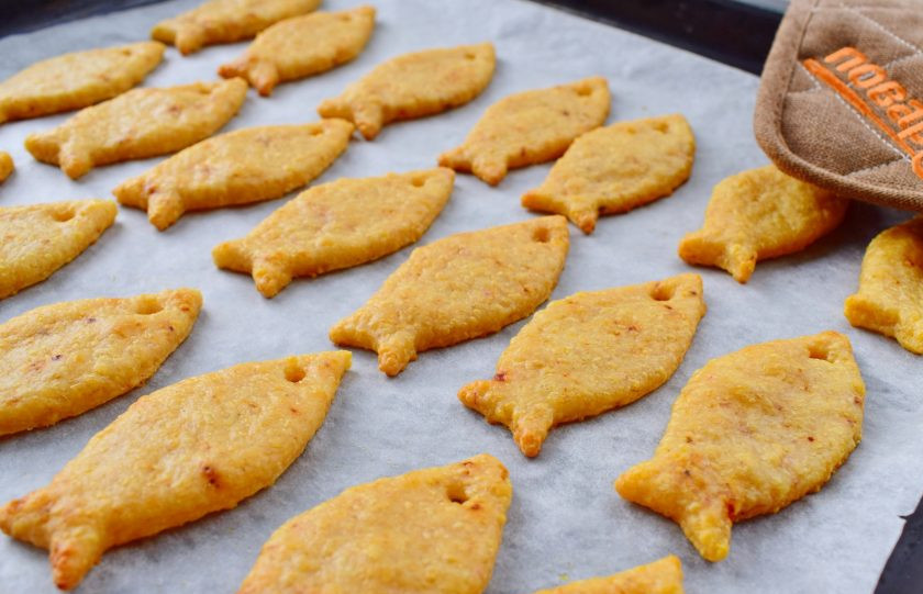 1. Этап. Сырные крекеры-рыбки: Выложите крекеры на противень, выстеленный пергаментом для выпечки. Поставьте запекаться в разогретую духовку при 180 °С на 15 минут. И подавайте хрустящую выпечку к столу!