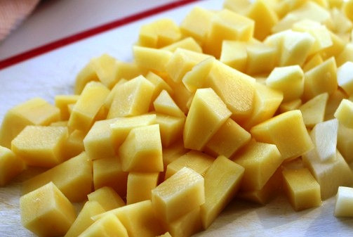 1. Этап. Простой суп из чечевицы: Промойте чечевицу, поставьте на огонь и варите 20 минут после закипания. Тем временем займемся овощами. Порежьте картофель.