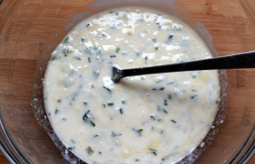 1. Этап. Очень простые сырные лепешки: В удобной миске смешайте кефир с яйцом, солью, сахаром и частью тертого сыра. Я добавила около 100 грамм. Также добавьте ложку-другую рубленой зелени.