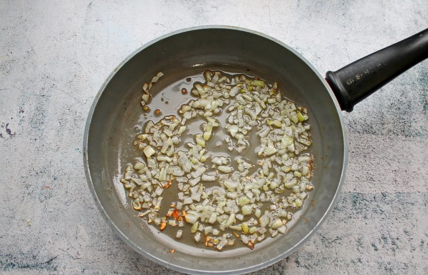 1. Этап. Борщ из оленины: В сковороду налейте растительное масло и разогрейте на среднем огне. Репчатый лук порежьте и обжарьте в масле в течение 5 минут, перемешивая.