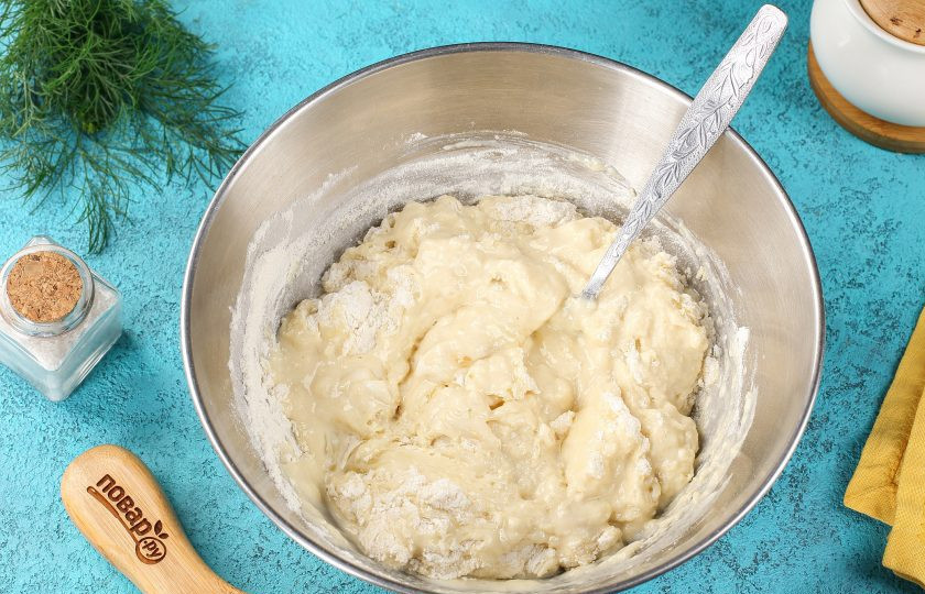 1. Этап. Пампушки с чесноком к борщу: Затем добавьте соль и частями введите муку.