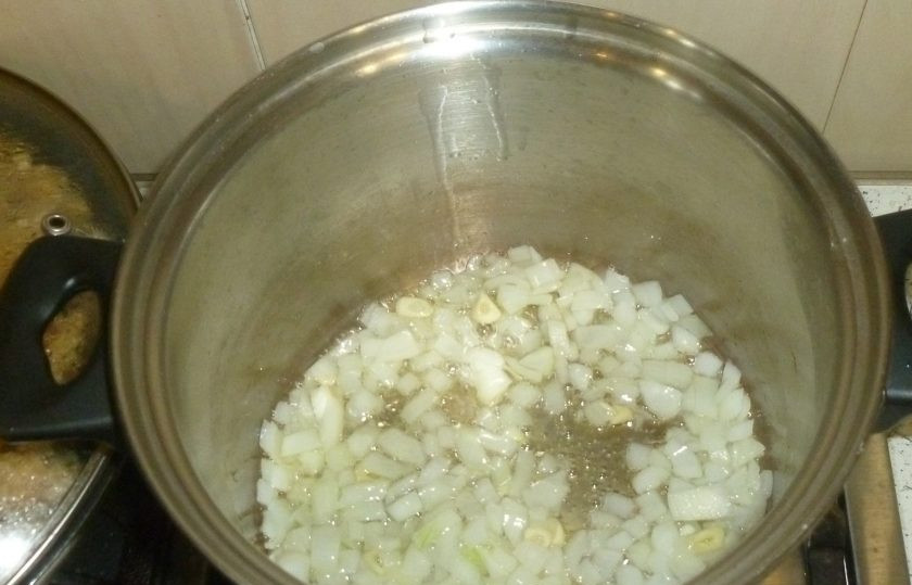 1. Этап. Суп с горошком, пшеном и оливками: В кастрюле с толстым дном разогрейте масло, обжарьте лук и чеснок до появления аромата.