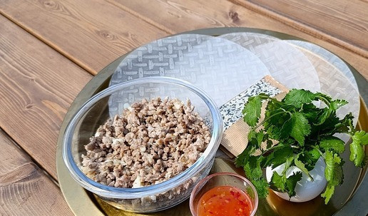 1. Этап. Чебуреки из индейки в рисовой бумаге: Фарш переложить в другую емкость. Подготовить рисовую бумагу (распаковать), соус, кунжут и зелень кинзы.