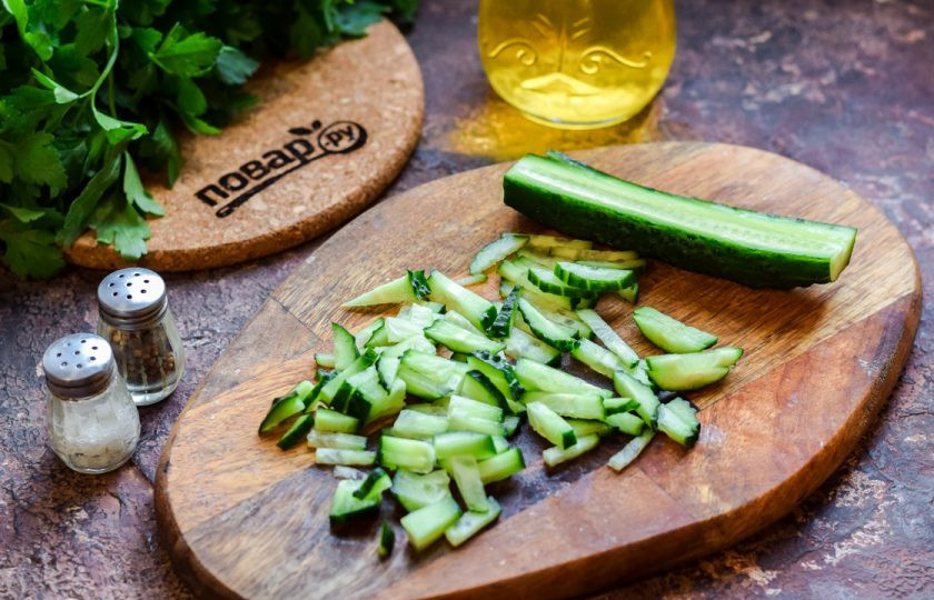 1. Этап. Простой салат из китайской капусты: Свежий огурец вымойте, просушите, обрежьте концы с обеих сторон. После нарежьте огурец тонкими полосками или кубиками, как вам больше нравится.