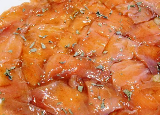 1. Этап. Карпаччо из семги: Затем посыпаем специями по вкусу.