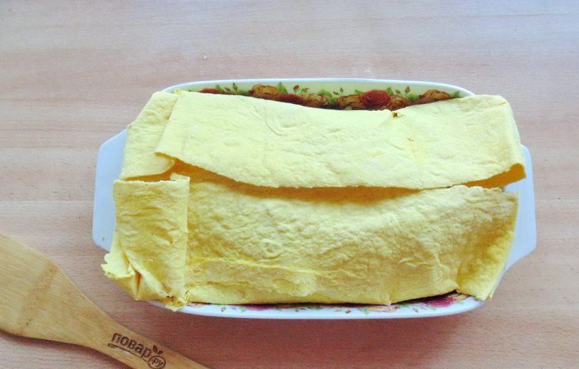 1. Этап. Бедрышки в лаваше в духовке: Заверните бедрышки в лаваш. Накройте форму фольгой и отправьте в духовку, разогретую до 190 градусов.