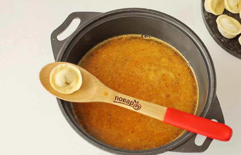 1. Этап. Пельмени в казане: Затем добавьте кипяток и соль по вкусу. Количество воды зависит от желаемой густоты и объема пельменей. Доведите все до кипения и добавьте пельмени.