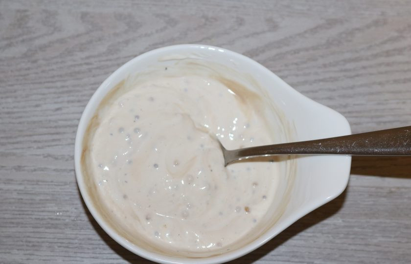 1. Этап. Салат с куриной грудкой и помидорами: Хорошо перемешайте.