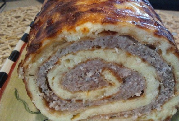 1. Этап. Рулет с куриным фаршем: 4. Помещаем рулет на пекарской бумаге в духовку на 40 минут, а затем охлаждаем, нарезаем и подаем. Его можно кушать и теплым.