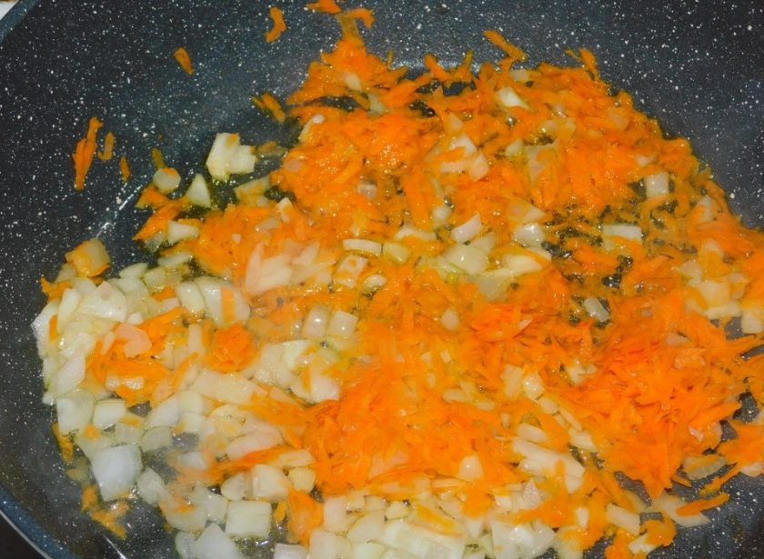 1. Этап. Рис с томатами на гарнир: Затем нарежьте мелко лук, натрите морковь на терке и обжарьте все вместе.