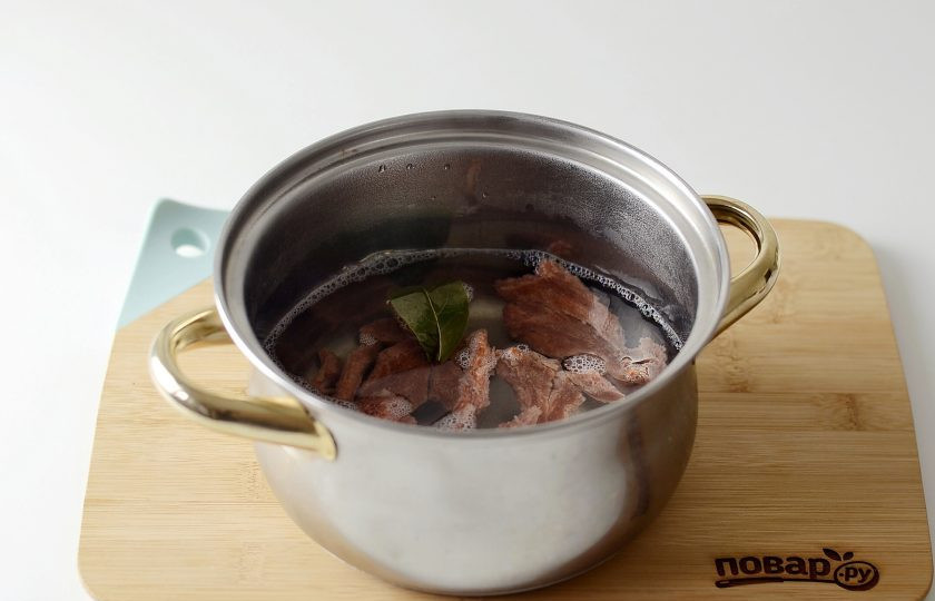 1. Этап. Соевое мясо в томатном соусе: Соевое мясо отварите в кипящей воде с лавровым листом до мягкости. На это может уйти от 10 до 20 минут, зависит от размеров соевых кусочков. Затем слейте воду и отожмите соевый текстурат.