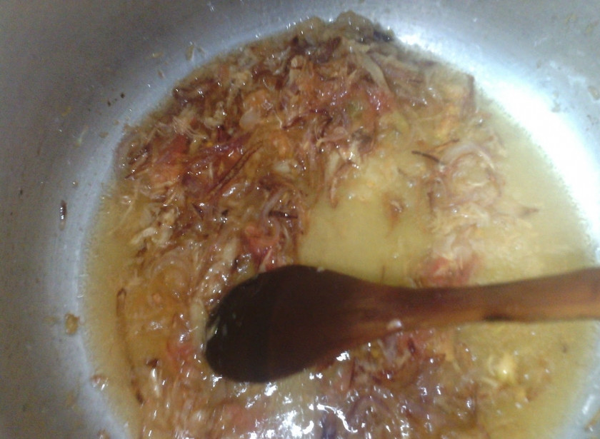 1. Этап. Белое лобио: Вливаем немного куриного бульона, тушим минут 5.