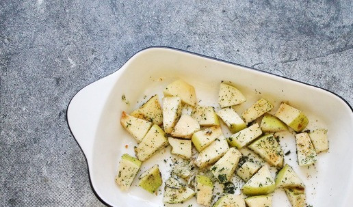 1. Этап. Голень индейки запеченная с айвой: Айву вымойте, удалите сердцевину и нарежьте на кусочки. Добавьте к айве зелень, оставшуюся аджику, чеснок, посолите, влейте масло и перемешайте. Разложите айву в форму для запекания, уложите сверху голень и покройте все фольгой, чтобы она не соприкасалась с индейкой. При запекании будет довольно много жира, поэтому не нужно много масла.