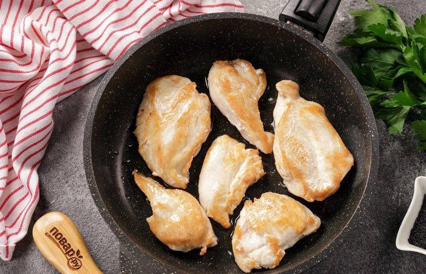 1. Этап. Бездрожжевой пирог с курицей: Разогрейте на сковороде немного масла и обжарьте филе с каждой стороны по паре минут (доводить до готовности не нужно). Запечатываем весь сок внутри.