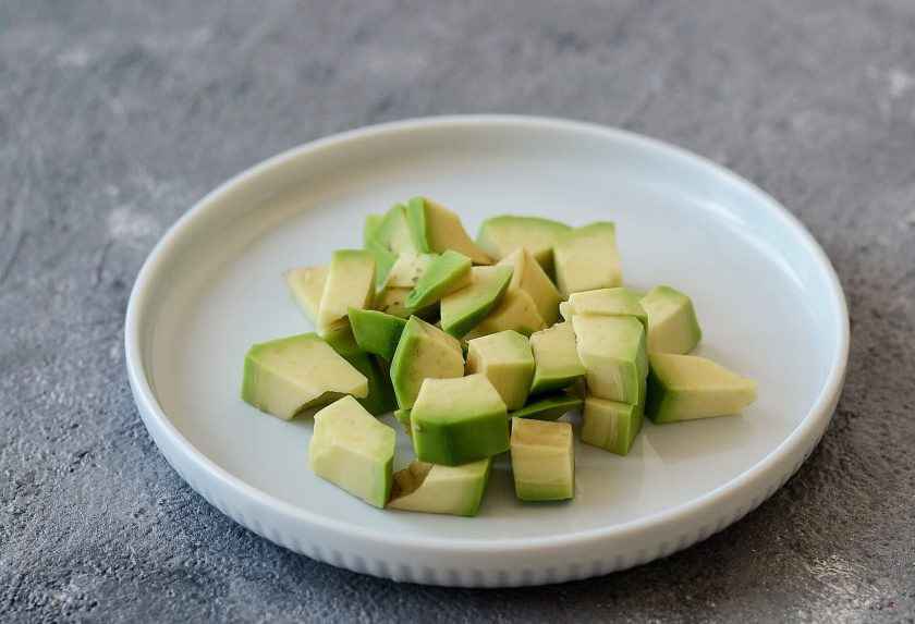 1. Этап. Зеленая гречка с авокадо: Авокадо очистите от кожуры, удалите косточку и нарежьте кубиками.