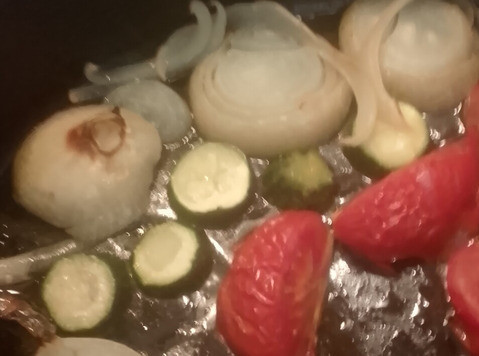 1. Этап. Аджапсандал. Летний и зимний: Тоже самое проделать с оставшимися цуккини, помидорами и луком. Овощи должны обгореть и выделить сок. Ведь древняя история этого блюда заключается в том, что пастухи готовили овощи на открытом огне до частичного обгорания.