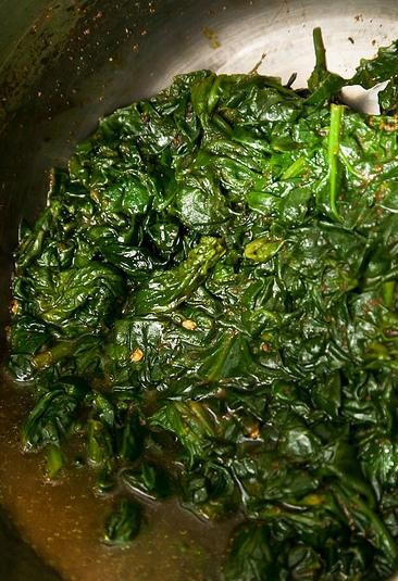 1. Этап. Шпинат с адыгейским сыром: Через 10 минут шпинат должен обмякнуть и потерять форму.