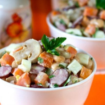 Салат Охотничий с колбасками