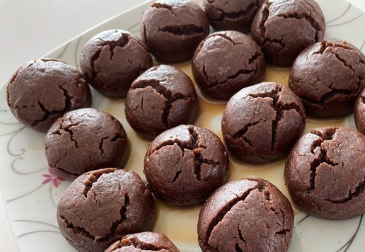 1. Этап. Шоколадно-кофейное печенье: Выкладываем на тарелку. Остатки пропитки можно распределить чайной ложечкой сверху. Печенье все впитает. В таком виде печенье готово для чаепития.