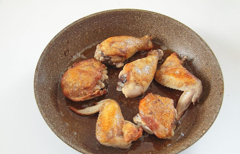 1. Этап. Африканская курица: 3. Кусочки курицы натрите солью и перцем, и обжарьте на раскаленной сковороде на сильном огне с двух сторон до румяной корочки.