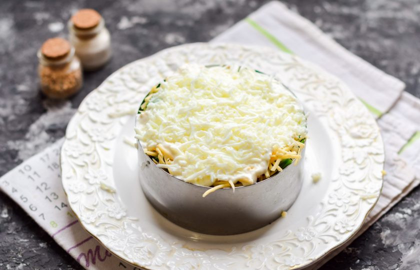 1. Этап. Салат Мимоза с красной рыбой: Далее выложите слой куриного белка натертого мелкой стружкой.