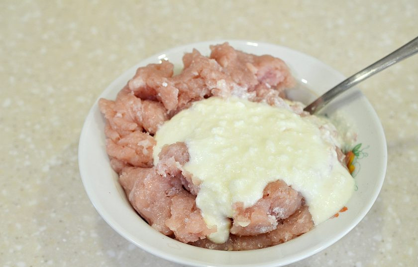 1. Этап. Котлеты с тертым сыром: Фарш посолите, добавьте кефир. Перемешайте.