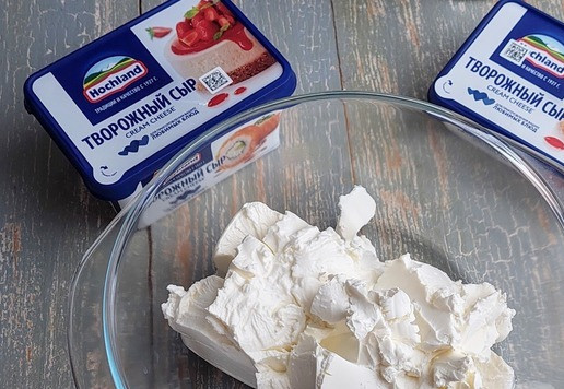 1. Этап. Чизкейк с маршмеллоу: В отдельную миску выложить творожный сыр ТМ Hochland комнатной температуры.