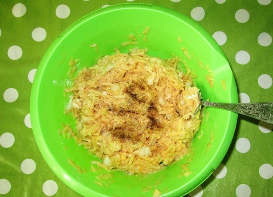 1. Этап. Бабка из картофеля в мультиварке: 6. Осталось только посолить и поперчить по вкусу. При желании вы можете дополнить этот рецепт приготовления картофельной 