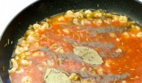 1. Этап. Томатная подлива с креветками: Влейте томатный сок, добавьте лавровый лист, поперчите и посолите. Тушите под крышкой 25-30 минут.