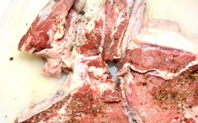 1. Этап. Говядина на косточке: Мясо промойте, обсушите и натрите солью и специями.