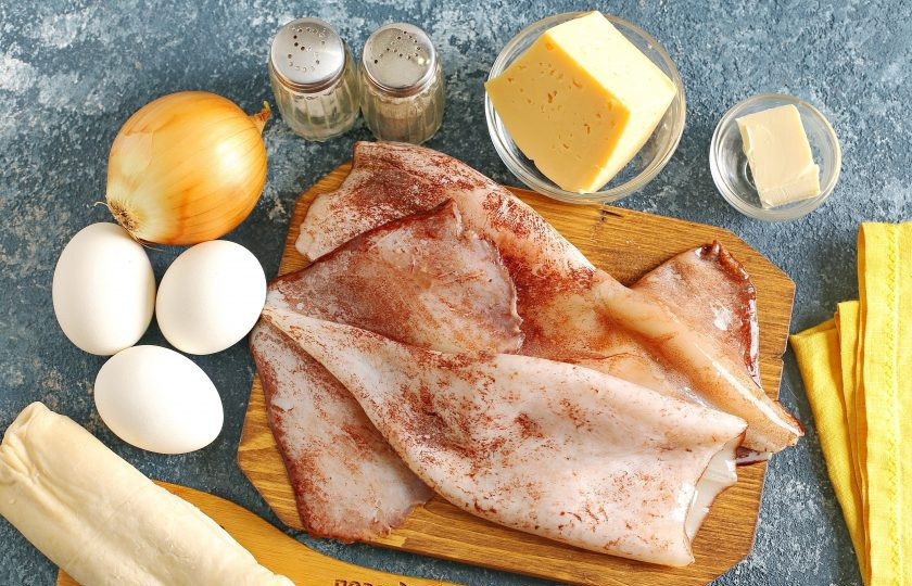 1. Этап. Пирог с кальмарами: Подготовьте все ингредиенты.