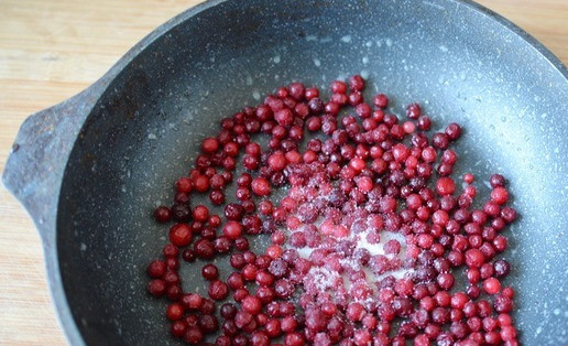 1. Этап. Фрикадельки из индейки в брусничном соусе: Одновременно готовим брусничный соус. Берём сотейник или сковороду. Кладём бруснику, сахар.