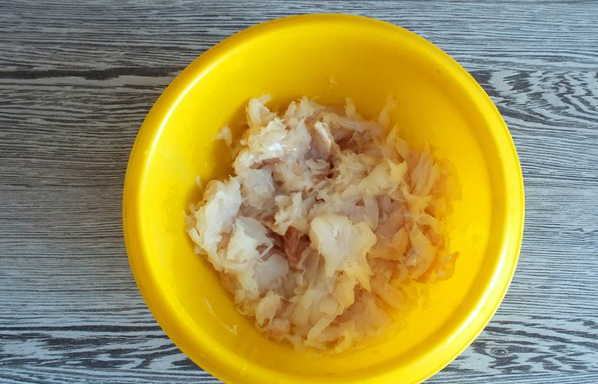 1. Этап. Пирог с пикшей: Приготовьте начинку. Пикшу вымойте, отделите филе от костей и нарежьте мелкими кусочками.